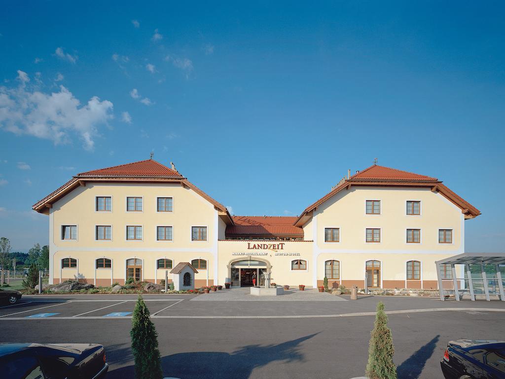 Готель Landzeit Restaurant Voralpenkreuz Заттледт Екстер'єр фото